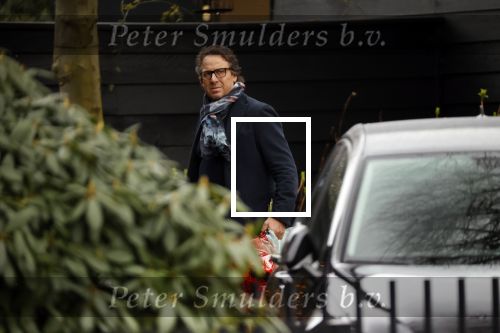 Blaricum 14 februari 2020
Marco Borsato met rode rozen bij zijn huis . Het is valentijnsdag. Er lopen meerdere werklui rond bij de villa van Marco en leontien