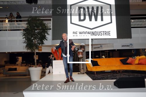Nieuwegein 9 februari 202
Martien Meiland geeft soort van presentatie bij de woningindustrie.