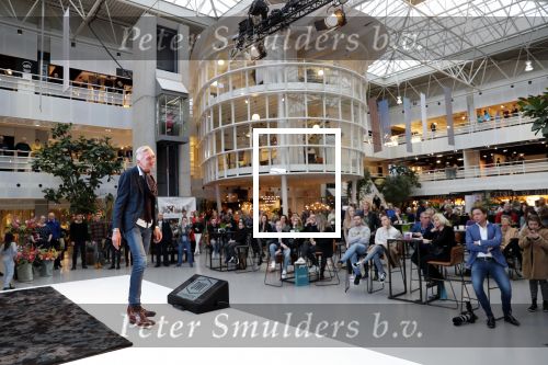 Nieuwegein 9 februari 202
Martien Meiland geeft soort van presentatie bij de woningindustrie.