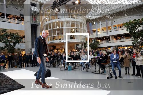 Nieuwegein 9 februari 202
Martien Meiland geeft soort van presentatie bij de woningindustrie.