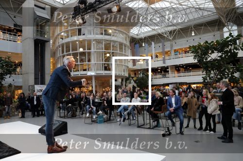 Nieuwegein 9 februari 202
Martien Meiland geeft soort van presentatie bij de woningindustrie.