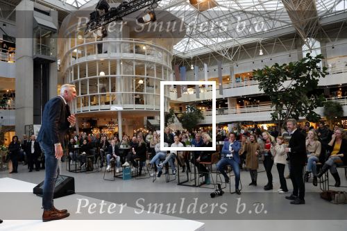 Nieuwegein 9 februari 202
Martien Meiland geeft soort van presentatie bij de woningindustrie.