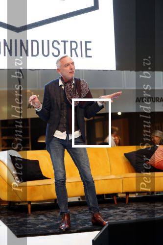 Nieuwegein 9 februari 202
Martien Meiland geeft soort van presentatie bij de woningindustrie.