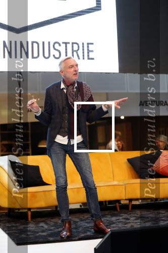 Nieuwegein 9 februari 202
Martien Meiland geeft soort van presentatie bij de woningindustrie.
