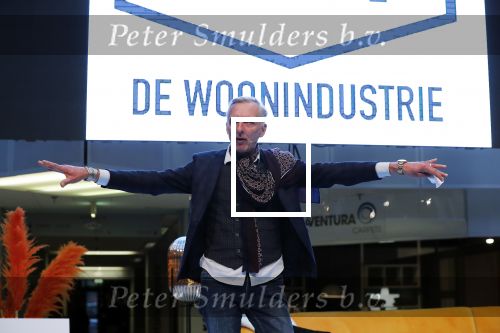 Nieuwegein 9 februari 202
Martien Meiland geeft soort van presentatie bij de woningindustrie.