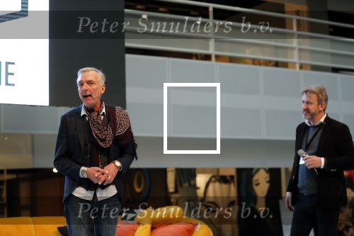 Nieuwegein 9 februari 202
Martien Meiland geeft soort van presentatie bij de woningindustrie.