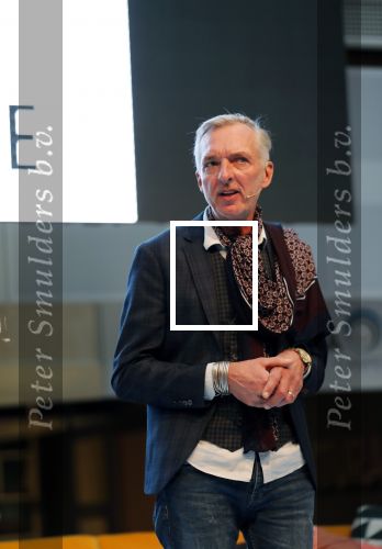 Nieuwegein 9 februari 202
Martien Meiland geeft soort van presentatie bij de woningindustrie.