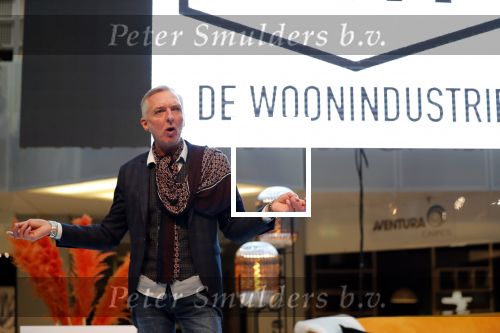 Nieuwegein 9 februari 202
Martien Meiland geeft soort van presentatie bij de woningindustrie.