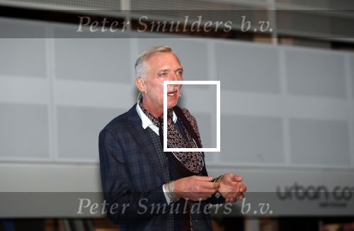 Nieuwegein 9 februari 202
Martien Meiland geeft soort van presentatie bij de woningindustrie.