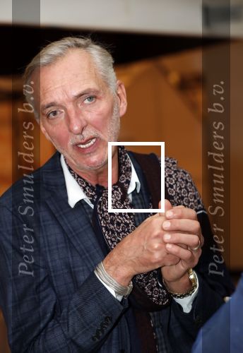 Nieuwegein 9 februari 202
Martien Meiland geeft soort van presentatie bij de woningindustrie.