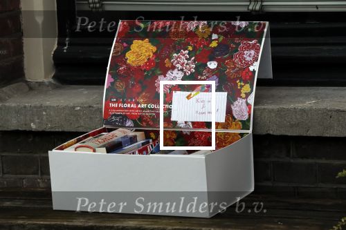 Amsterdam 10 januari 2020
Voor het huis van Matthijs v Nieuwkerk staat een doos met boeken die mensen gratis mee mogen nemen.