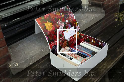 Amsterdam 10 januari 2020
Voor het huis van Matthijs v Nieuwkerk staat een doos met boeken die mensen gratis mee mogen nemen.