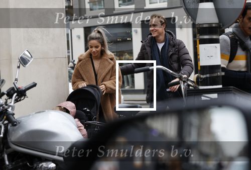 Amsterdam 29 februari 2020
Monica Geuze met haar nieuwe vriend Robbert Kroese op de pc hooftstraat.