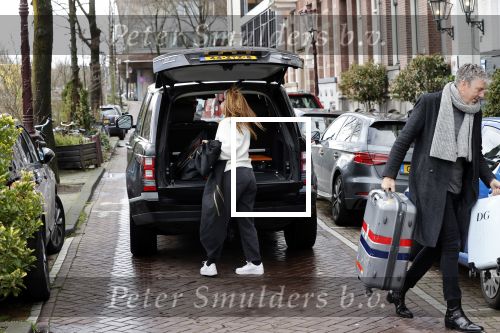 Amsterdam 13 februari 2020
Ruud de Wild en Olcay Gulsen komen met koffers aan bij het huis van Olcay. Olcay was naar istanbul geweest voor opnames en Ruud heeft haar opgehaald op schiphol.