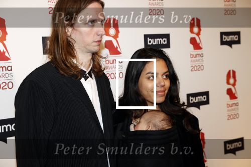 Hilversum 9 maart 2020
Uitreiking Buma awards in studio 21 op het mediapark. Pepijn Lanen en zijn vrouw Coco op loper metb hun baby