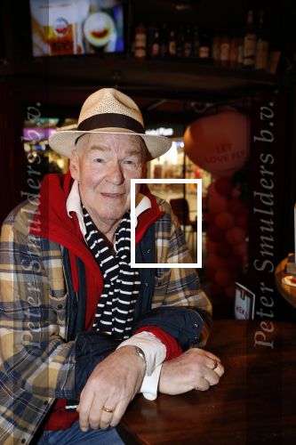 Schiphol 4 februari 2020
Katja Schuurman Peter Faber Willibrord Frequin Gerard Cox en Barrie Stevens vertrekkenb vanaf schiphol naar Suriname voor de opnames van het RTL4 programma Beter laat dan ooit.