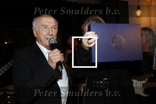 Hilversum 5 januari 2020
Peter Koelewijn krijgt een lintje van Burgemeester Pieter Broertjes.
Event vond plaats in de wisseloord studios.
