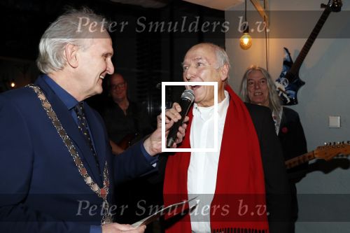 Hilversum 5 januari 2020
Peter Koelewijn krijgt een lintje van Burgemeester Pieter Broertjes.
Event vond plaats in de wisseloord studios.