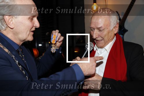 Hilversum 5 januari 2020
Peter Koelewijn krijgt een lintje van Burgemeester Pieter Broertjes.
Event vond plaats in de wisseloord studios.