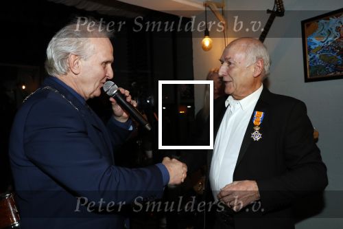 Hilversum 5 januari 2020
Peter Koelewijn krijgt een lintje van Burgemeester Pieter Broertjes.
Event vond plaats in de wisseloord studios.