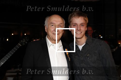 Hilversum 5 januari 2020
Peter Koelewijn krijgt een lintje van Burgemeester Pieter Broertjes.
Event vond plaats in de wisseloord studios. Peter met zijn kleinzoon