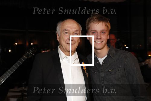 Hilversum 5 januari 2020
Peter Koelewijn krijgt een lintje van Burgemeester Pieter Broertjes.
Event vond plaats in de wisseloord studios. Peter met zijn kleinzoon