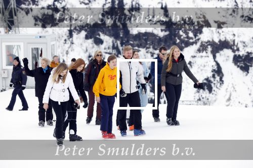 Lech 25 februari 2020
Fotouurtje Koninklijke familie. Aanwezig Koning Willem Alexander Koningin Maxima Prinses Amalia Alexia Ariane Prinses Beatrix Prins Constantijn Prinses laurentien Gravin Eloise Graaf Claus Casimir en Gravin Leonore .