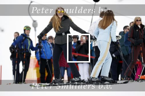 Lech 25 februari 2020
Fotouurtje Koninklijke familie. Aanwezig Koning Willem Alexander Koningin Maxima Prinses Amalia Alexia Ariane Prinses Beatrix Prins Constantijn Prinses laurentien Gravin Eloise Graaf Claus Casimir en Gravin Leonore .