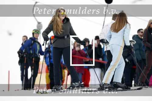 Lech 25 februari 2020
Fotouurtje Koninklijke familie. Aanwezig Koning Willem Alexander Koningin Maxima Prinses Amalia Alexia Ariane Prinses Beatrix Prins Constantijn Prinses laurentien Gravin Eloise Graaf Claus Casimir en Gravin Leonore .