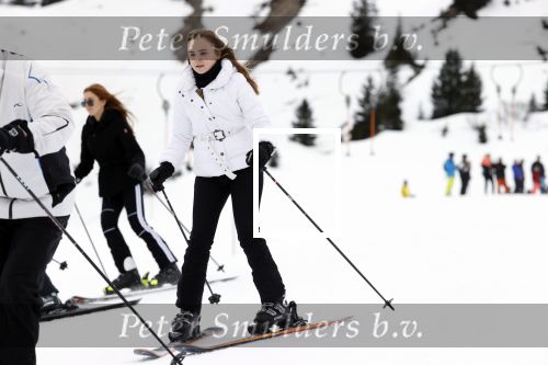 Lech 25 februari 2020
Fotouurtje Koninklijke familie. Aanwezig Koning Willem Alexander Koningin Maxima Prinses Amalia Alexia Ariane Prinses Beatrix Prins Constantijn Prinses laurentien Gravin Eloise Graaf Claus Casimir en Gravin Leonore .