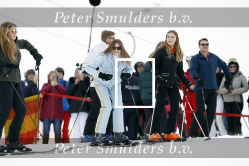 Lech 25 februari 2020
Fotouurtje Koninklijke familie. Aanwezig Koning Willem Alexander Koningin Maxima Prinses Amalia Alexia Ariane Prinses Beatrix Prins Constantijn Prinses laurentien Gravin Eloise Graaf Claus Casimir en Gravin Leonore .