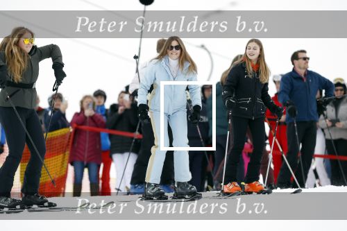 Lech 25 februari 2020
Fotouurtje Koninklijke familie. Aanwezig Koning Willem Alexander Koningin Maxima Prinses Amalia Alexia Ariane Prinses Beatrix Prins Constantijn Prinses laurentien Gravin Eloise Graaf Claus Casimir en Gravin Leonore .