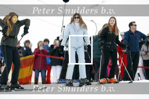 Lech 25 februari 2020
Fotouurtje Koninklijke familie. Aanwezig Koning Willem Alexander Koningin Maxima Prinses Amalia Alexia Ariane Prinses Beatrix Prins Constantijn Prinses laurentien Gravin Eloise Graaf Claus Casimir en Gravin Leonore .