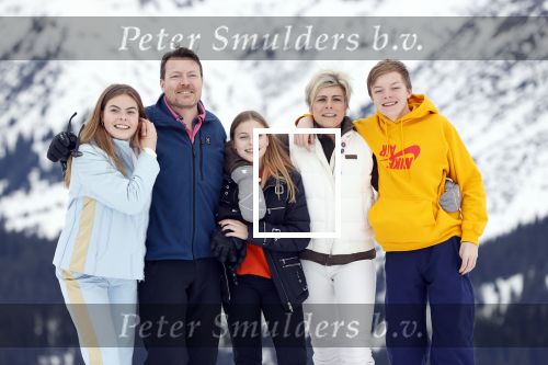 Lech 25 februari 2020
Fotouurtje Koninklijke familie. Aanwezig Koning Willem Alexander Koningin Maxima Prinses Amalia Alexia Ariane Prinses Beatrix Prins Constantijn Prinses laurentien Gravin Eloise Graaf Claus Casimir en Gravin Leonore .