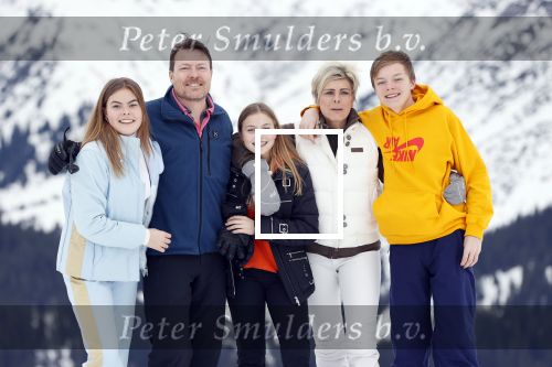 Lech 25 februari 2020
Fotouurtje Koninklijke familie. Aanwezig Koning Willem Alexander Koningin Maxima Prinses Amalia Alexia Ariane Prinses Beatrix Prins Constantijn Prinses laurentien Gravin Eloise Graaf Claus Casimir en Gravin Leonore .
