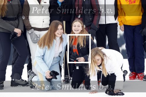Lech 25 februari 2020
Fotouurtje Koninklijke familie. Aanwezig Koning Willem Alexander Koningin Maxima Prinses Amalia Alexia Ariane Prinses Beatrix Prins Constantijn Prinses laurentien Gravin Eloise Graaf Claus Casimir en Gravin Leonore .