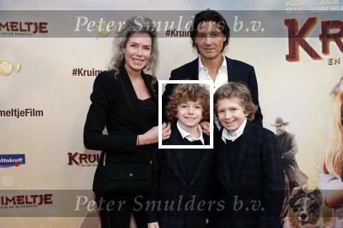Amsterdam 1 februari 2020
Premiere Kruimeltje in Tuschinski. Rick Engelkes met vriendin Marie Claire Noorlander en haar zoons