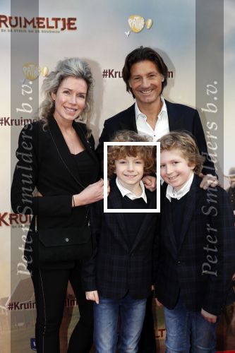 Amsterdam 1 februari 2020
Premiere Kruimeltje in Tuschinski. Rick Engelkes met vriendin Marie Claire Noorlander en haar zoons