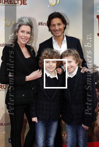 Amsterdam 1 februari 2020
Premiere Kruimeltje in Tuschinski. Rick Engelkes met vriendin Marie Claire Noorlander en haar zoons