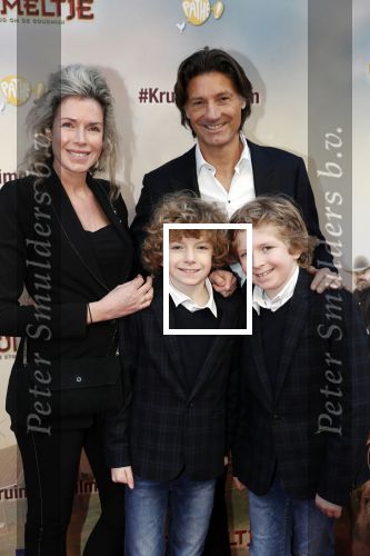 Amsterdam 1 februari 2020
Premiere Kruimeltje in Tuschinski. Rick Engelkes met vriendin Marie Claire Noorlander en haar zoons