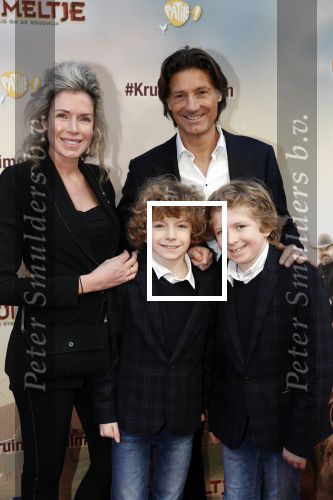 Amsterdam 1 februari 2020
Premiere Kruimeltje in Tuschinski. Rick Engelkes met vriendin Marie Claire Noorlander en haar zoons