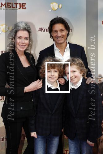 Amsterdam 1 februari 2020
Premiere Kruimeltje in Tuschinski. Rick Engelkes met vriendin Marie Claire Noorlander en haar zoons