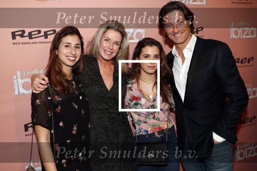 Amsterdam 3 februari 2020
Premiere verliefd op ibiza in het deLamar theater. Rick Engelkes met zijn vriendin Marie Claire Noorlander en zijn dochters
