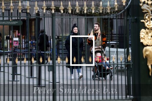 Amsterdam 1 februari 2020
Roxeanne Hazes met vriend Erik Zennes en zoon Fender bij artis.