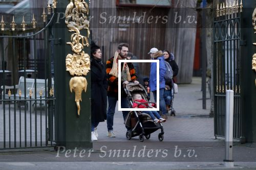 Amsterdam 1 februari 2020
Roxeanne Hazes met vriend Erik Zennes en zoon Fender bij artis.
