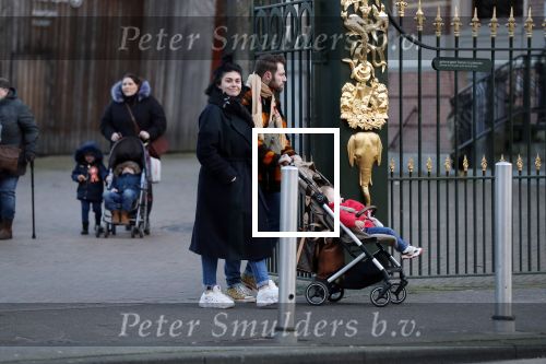 Amsterdam 1 februari 2020
Roxeanne Hazes met vriend Erik Zennes en zoon Fender bij artis.