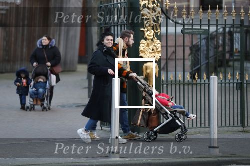 Amsterdam 1 februari 2020
Roxeanne Hazes met vriend Erik Zennes en zoon Fender bij artis.