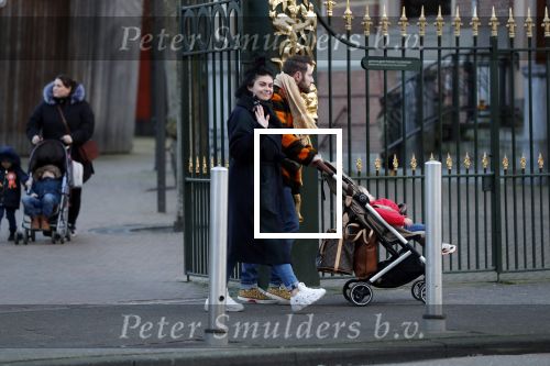 Amsterdam 1 februari 2020
Roxeanne Hazes met vriend Erik Zennes en zoon Fender bij artis.