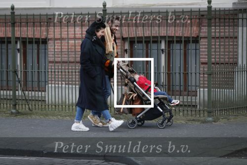 Amsterdam 1 februari 2020
Roxeanne Hazes met vriend Erik Zennes en zoon Fender bij artis.