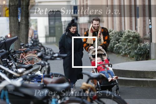Amsterdam 1 februari 2020
Roxeanne Hazes met vriend Erik Zennes en zoon Fender bij artis.